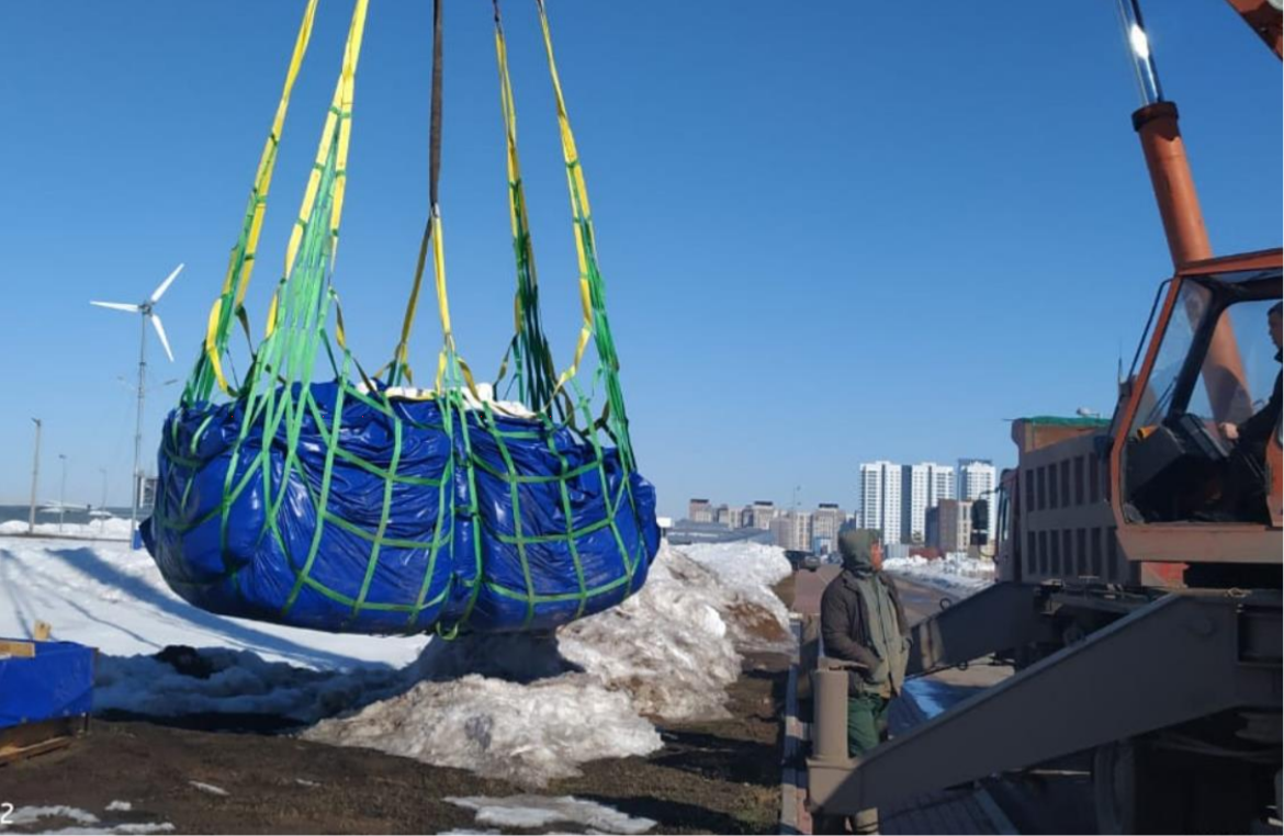 The process of lifting the “Snow bag”