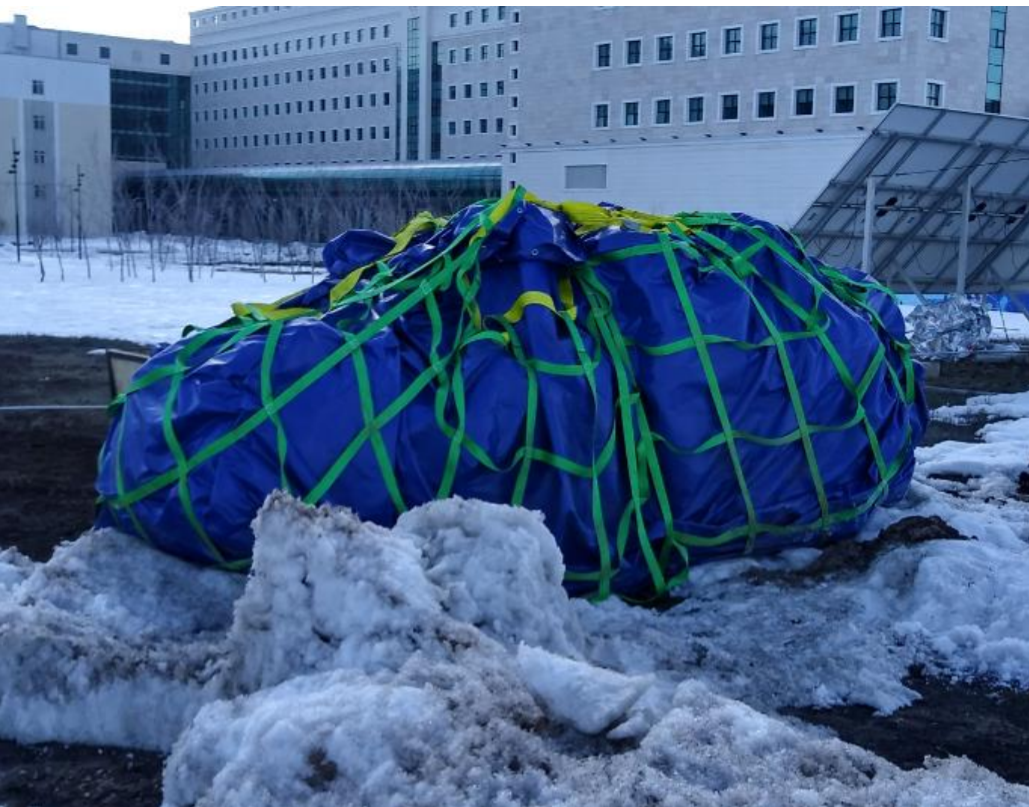 The process of laying and preserving the “Snow bag” device before the snow mass is thawed